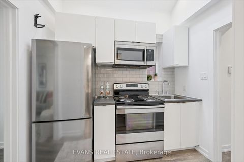 Photo 4 at 526 Quebec Avenue, Junction Area, Toronto