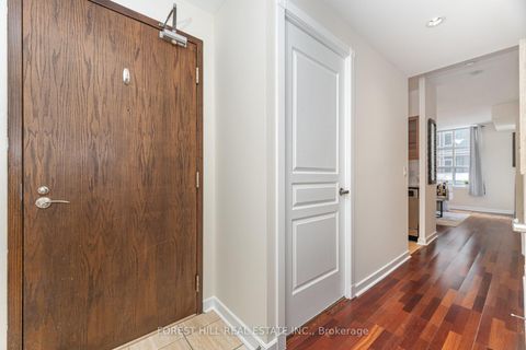 Photo 2 at 722 - 438 Richmond Street W, Waterfront Communities C1, Toronto