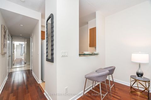 Photo 5 at 722 - 438 Richmond Street W, Waterfront Communities C1, Toronto