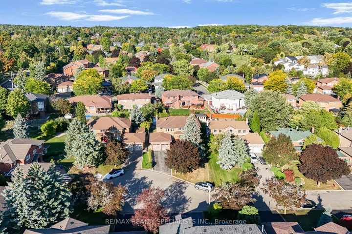 Photo 5 at 24 Whitmore Court, Heart Lake West, Brampton