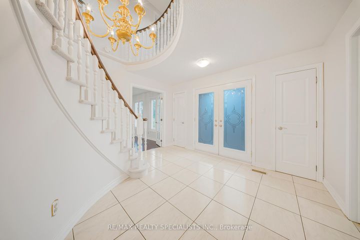 Photo 7 at 24 Whitmore Court, Heart Lake West, Brampton