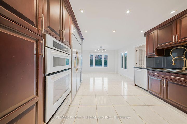 Photo 8 at 24 Whitmore Court, Heart Lake West, Brampton