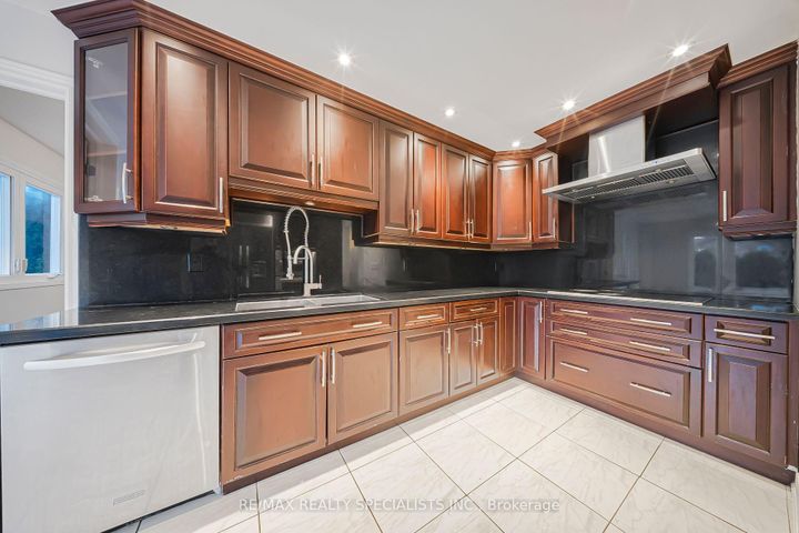 Photo 9 at 24 Whitmore Court, Heart Lake West, Brampton