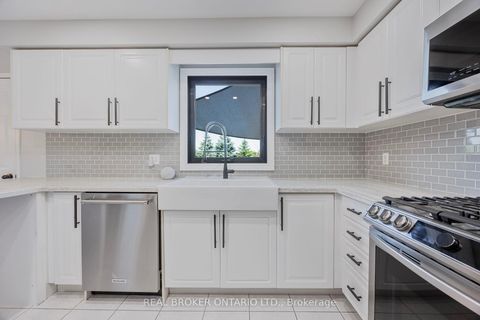 Photo 8 at 32 BLACK WILLOW Drive, Holly, Barrie