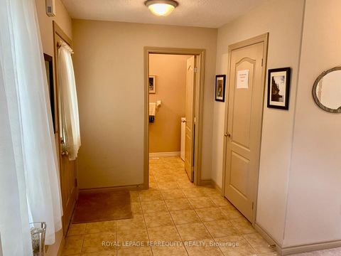 Photo 3 at 5 Silver Maple Crescent, Holly, Barrie