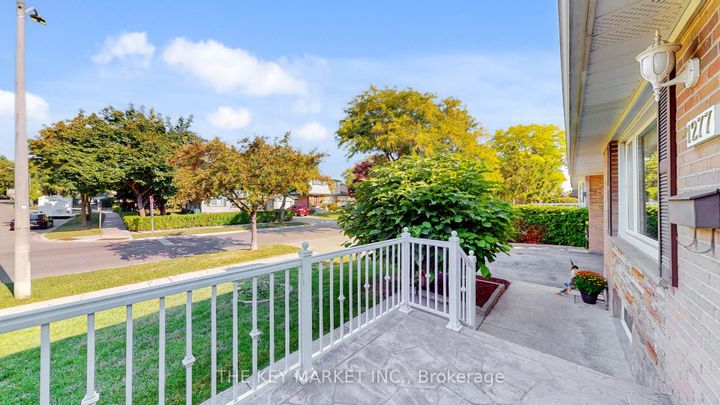 Photo 3 at 1277 Tyneburn Crescent, Applewood, Mississauga