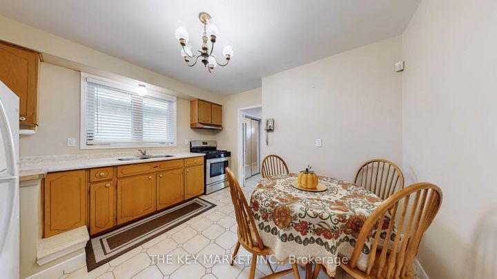 Photo 11 at 1277 Tyneburn Crescent, Applewood, Mississauga