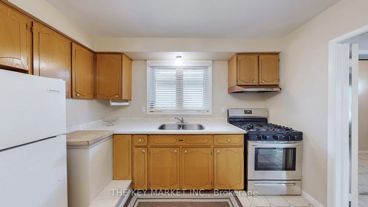 Photo 13 at 1277 Tyneburn Crescent, Applewood, Mississauga