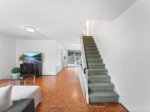 Photo 3 at 94 Plum Tree Way, Branson, Toronto