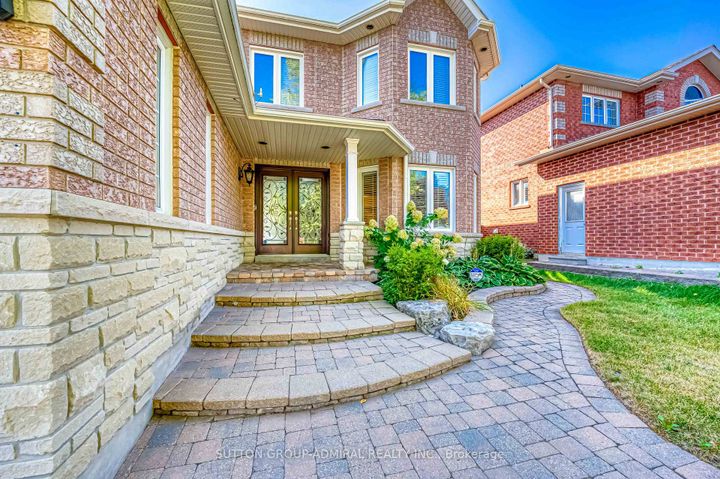 Photo 1 at 11 Saint Avenue, Bradford, Bradford West Gwillimbury
