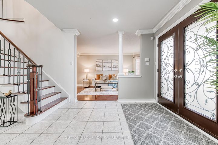 Photo 2 at 11 Saint Avenue, Bradford, Bradford West Gwillimbury