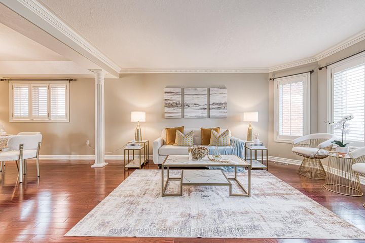 Photo 3 at 11 Saint Avenue, Bradford, Bradford West Gwillimbury