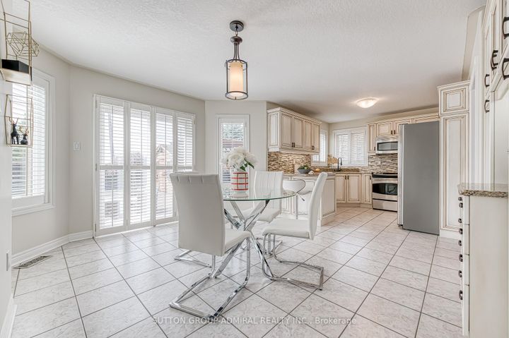 Photo 7 at 11 Saint Avenue, Bradford, Bradford West Gwillimbury