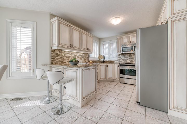 Photo 8 at 11 Saint Avenue, Bradford, Bradford West Gwillimbury