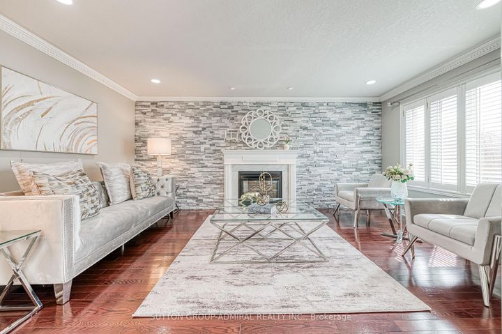 Photo 11 at 11 Saint Avenue, Bradford, Bradford West Gwillimbury