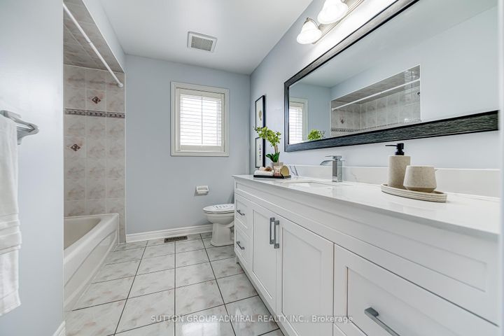 Photo 25 at 11 Saint Avenue, Bradford, Bradford West Gwillimbury