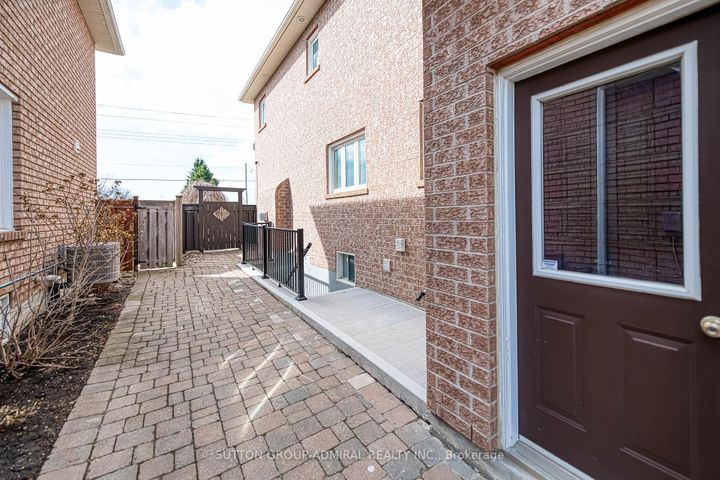 Photo 44 at 11 Saint Avenue, Bradford, Bradford West Gwillimbury