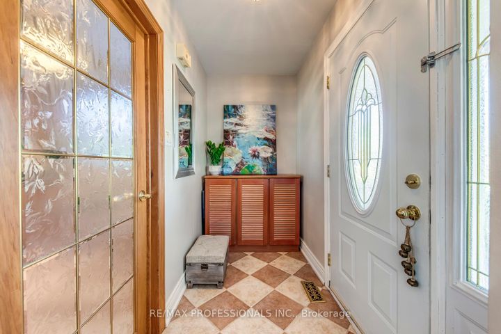 Photo 4 at 28 Summerfield Crescent, West Deane, Toronto