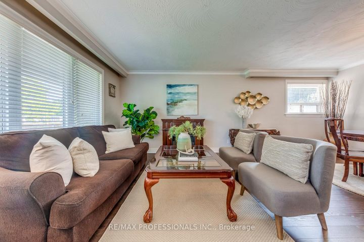 Photo 5 at 28 Summerfield Crescent, West Deane, Toronto