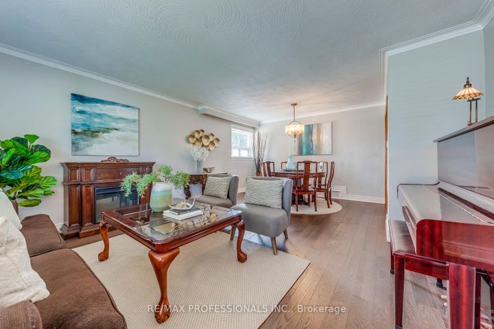 Photo 6 at 28 Summerfield Crescent, West Deane, Toronto