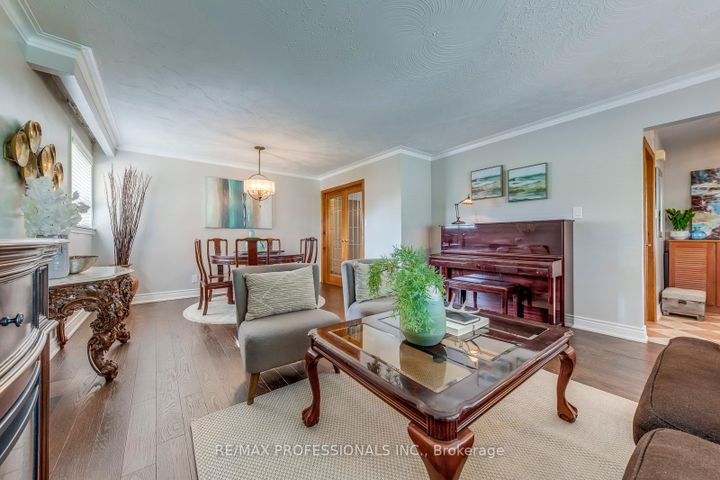Photo 7 at 28 Summerfield Crescent, West Deane, Toronto