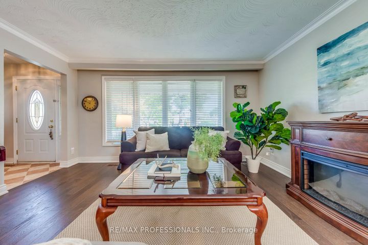 Photo 8 at 28 Summerfield Crescent, West Deane, Toronto