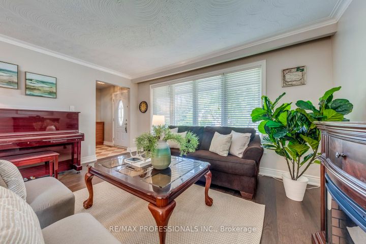 Photo 9 at 28 Summerfield Crescent, West Deane, Toronto