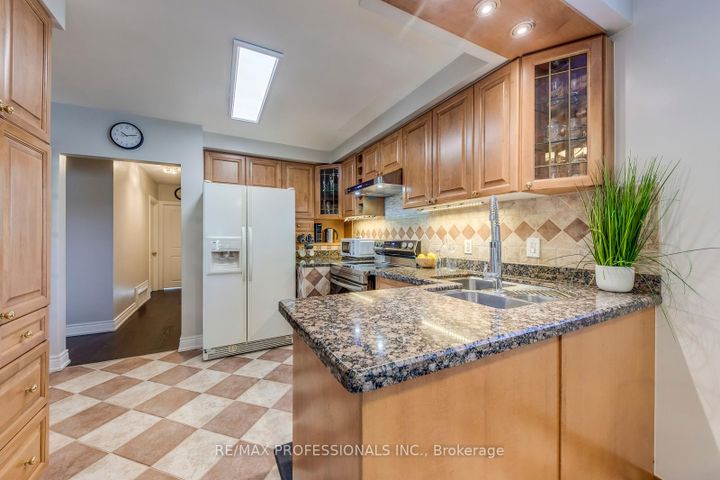 Photo 14 at 28 Summerfield Crescent, West Deane, Toronto