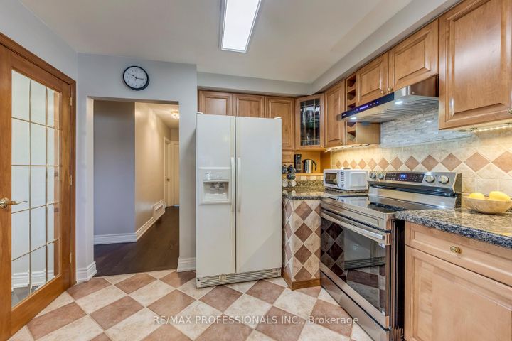 Photo 15 at 28 Summerfield Crescent, West Deane, Toronto