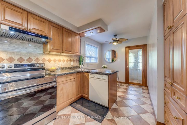 Photo 16 at 28 Summerfield Crescent, West Deane, Toronto
