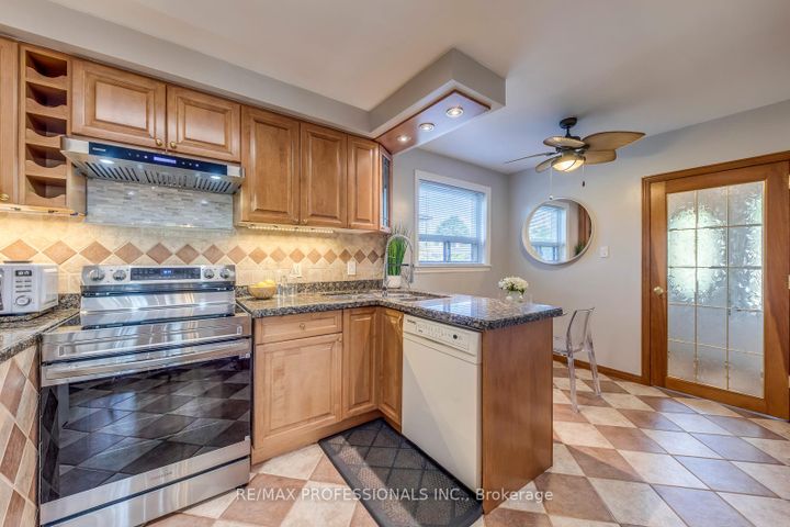Photo 17 at 28 Summerfield Crescent, West Deane, Toronto