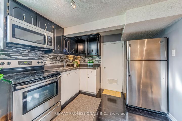 Photo 33 at 28 Summerfield Crescent, West Deane, Toronto