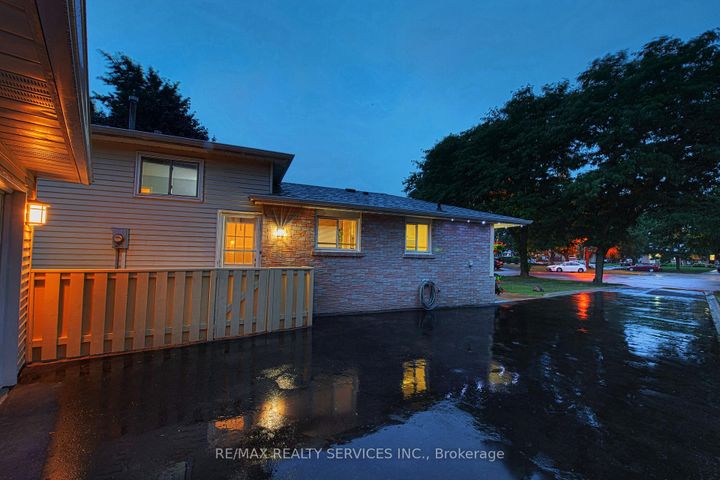Photo 3 at 10 Minton Place, Central Park, Brampton