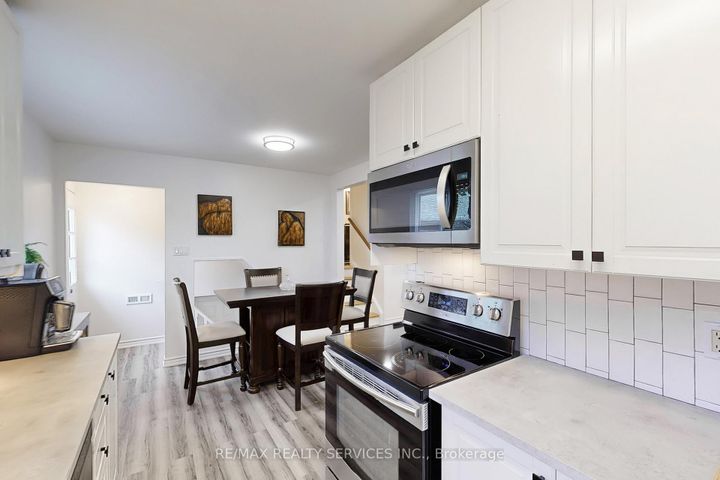 Photo 11 at 10 Minton Place, Central Park, Brampton