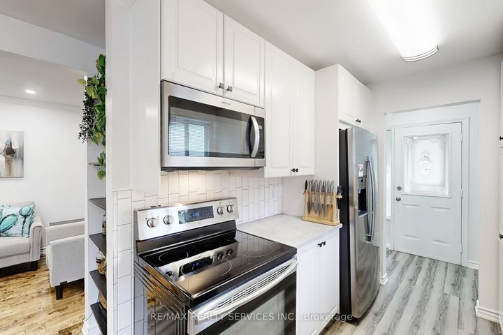 Photo 12 at 10 Minton Place, Central Park, Brampton