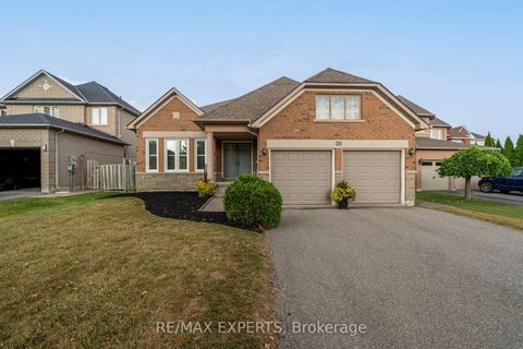 Photo 1 at 35 Falkirk Crescent, Maple, Vaughan