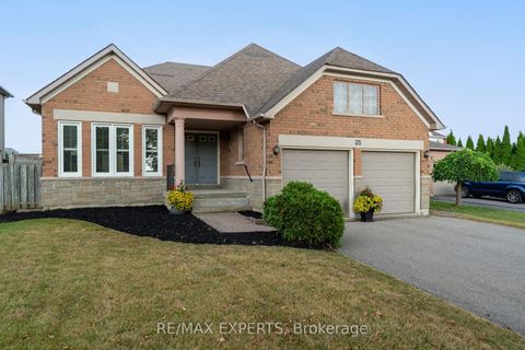 Photo 2 at 35 Falkirk Crescent, Maple, Vaughan