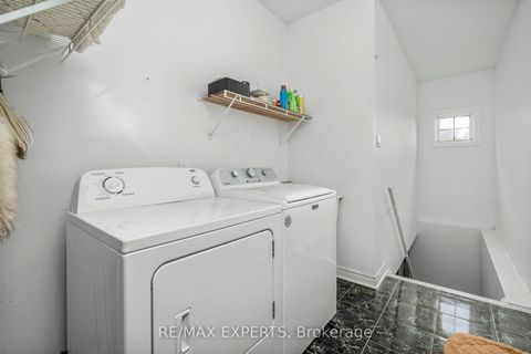 Photo 4 at 35 Falkirk Crescent, Maple, Vaughan