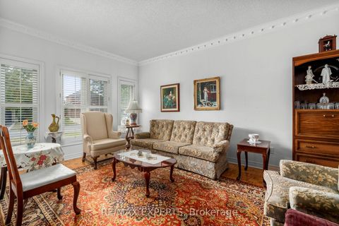 Photo 5 at 35 Falkirk Crescent, Maple, Vaughan