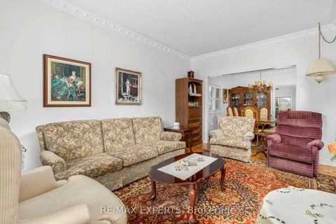 Photo 6 at 35 Falkirk Crescent, Maple, Vaughan