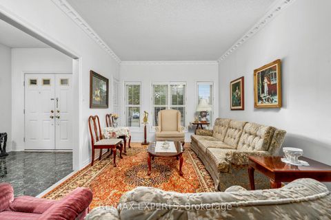 Photo 7 at 35 Falkirk Crescent, Maple, Vaughan