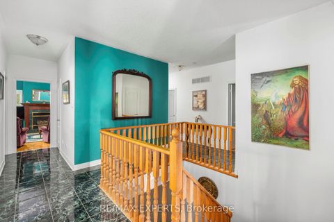 Photo 8 at 35 Falkirk Crescent, Maple, Vaughan