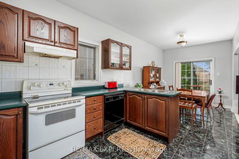 Photo 13 at 35 Falkirk Crescent, Maple, Vaughan