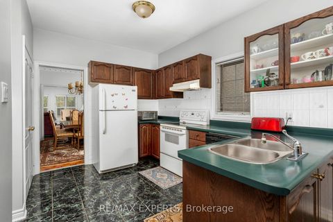 Photo 14 at 35 Falkirk Crescent, Maple, Vaughan