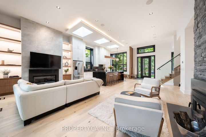 Photo 2 at 58 Farningham Crescent, Rosethorn, Toronto