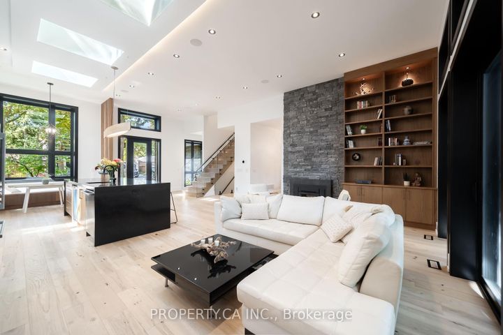 Photo 3 at 58 Farningham Crescent, Rosethorn, Toronto