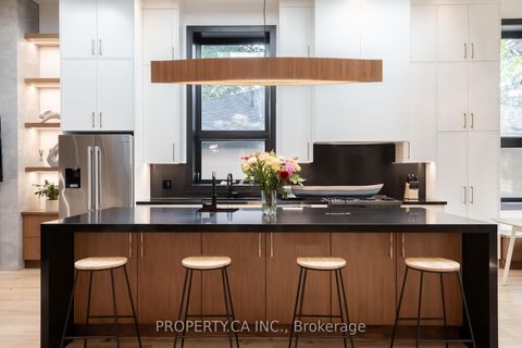 Photo 5 at 58 Farningham Crescent, Rosethorn, Toronto