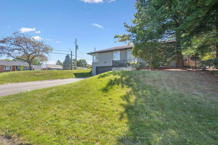Photo 2 at 1 Hillavon Drive, Rosethorn, Toronto