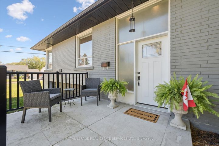 Photo 3 at 1 Hillavon Drive, Rosethorn, Toronto