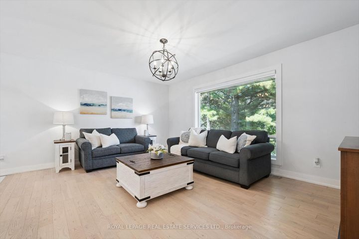 Photo 5 at 1 Hillavon Drive, Rosethorn, Toronto